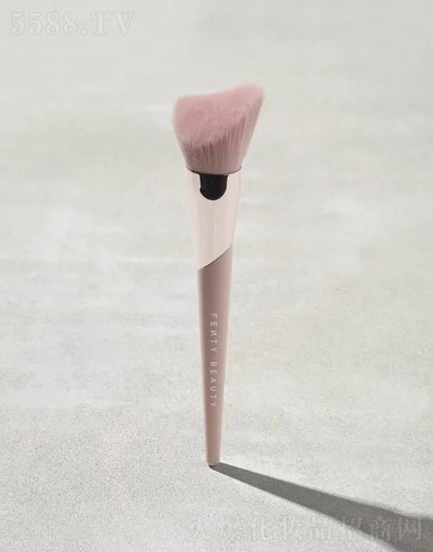 Fenty BeautyĘ�a֮�����݆��ˢ190 �����沿����