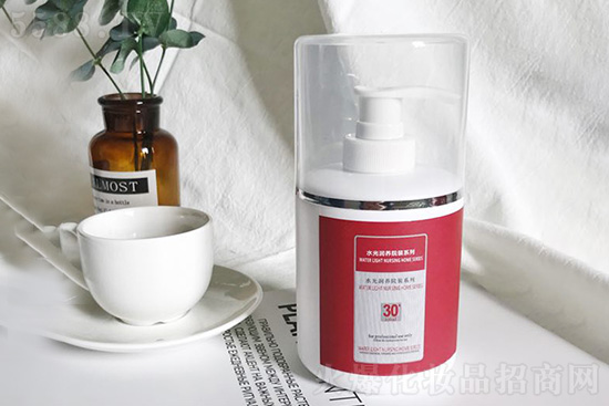 歐娜名媛薰衣草潤顏醒膚水 歐娜名媛薰衣草潤顏醒膚水