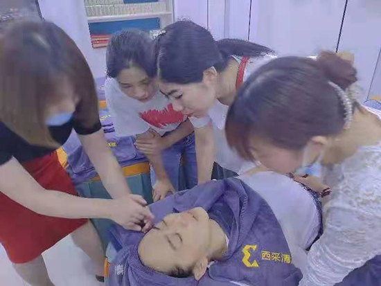 �������