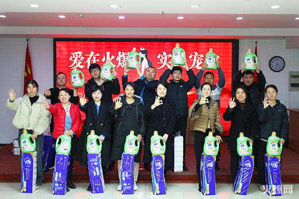 巾幗綻芳華,逐夢(mèng)新火爆!火爆網(wǎng)為員工發(fā)放女神節(jié)禮品! 巾幗綻芳華,逐夢(mèng)新火爆!火爆網(wǎng)為員工發(fā)放女神節(jié)禮品!